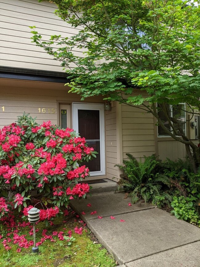 Building Photo - 2-Bedroom, 1.5-Bath Sunset Meadow Townhous...