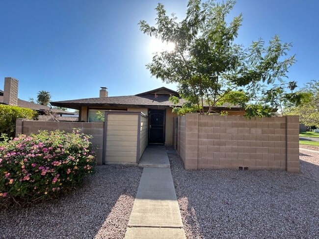 Building Photo - 1634 W Village Way