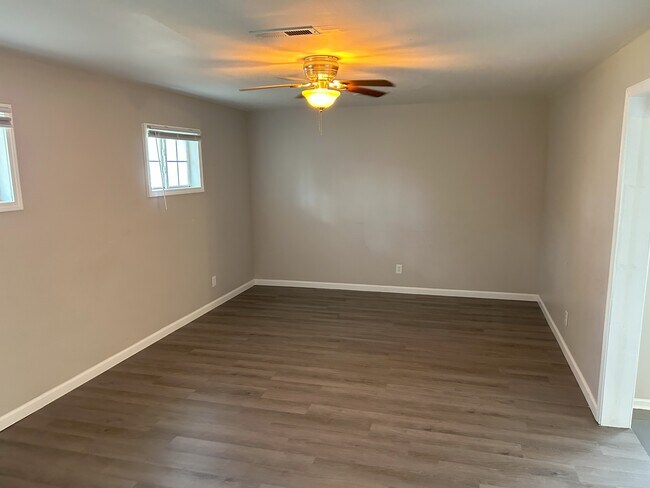 Photo - 1707 Buena Vista Cir SE Casa