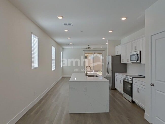 Photo - 893 English Primrose St