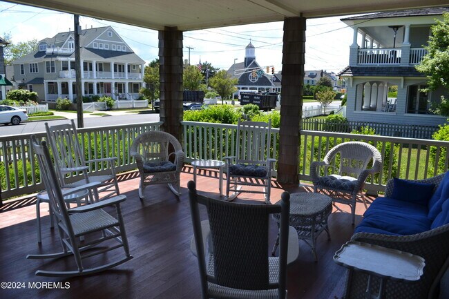 18 Bridge Ave