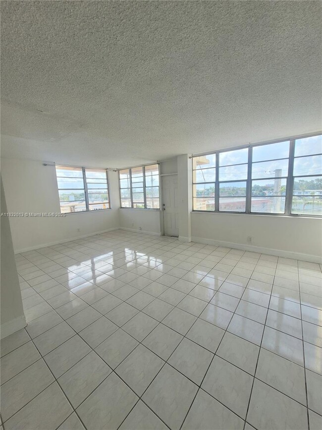 Building Photo - 2025 NE 164th St Unit 416 Rental