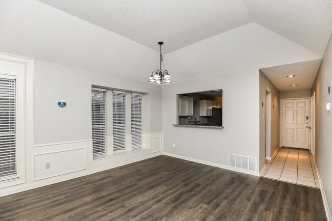 Photo - 1505 Gainsborough Way