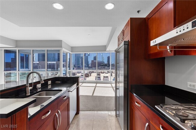 Building Photo - 4525 Dean Martin Dr Unit 509 Rental