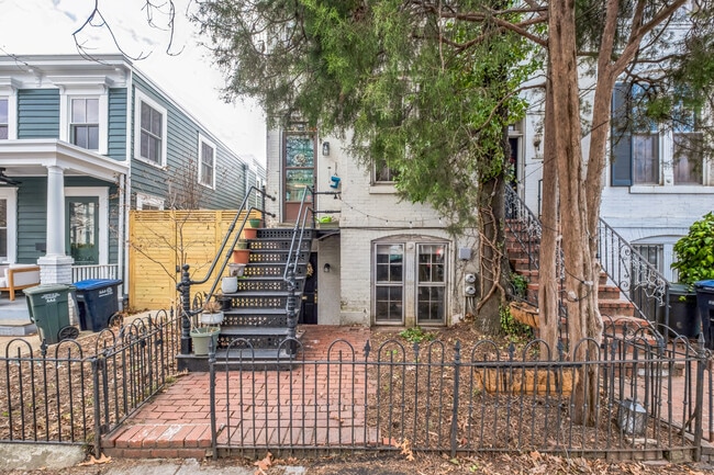 Photo - 605 E St SE Unidad B