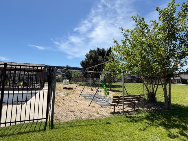 Photo - 4517 1175 W