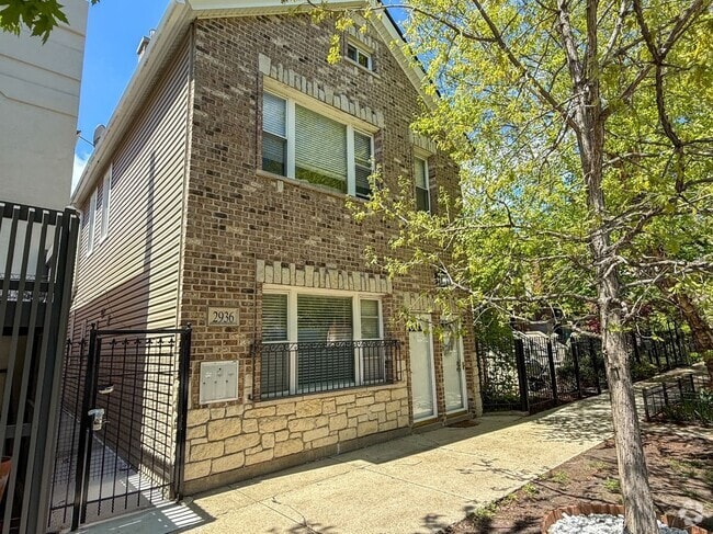 Building Photo - 2936 N Hoyne Ave Unit 2 Rental