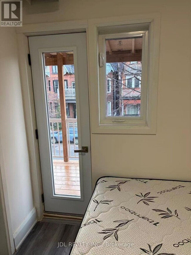 Photo - 5 Sorauren Ave Unité 5