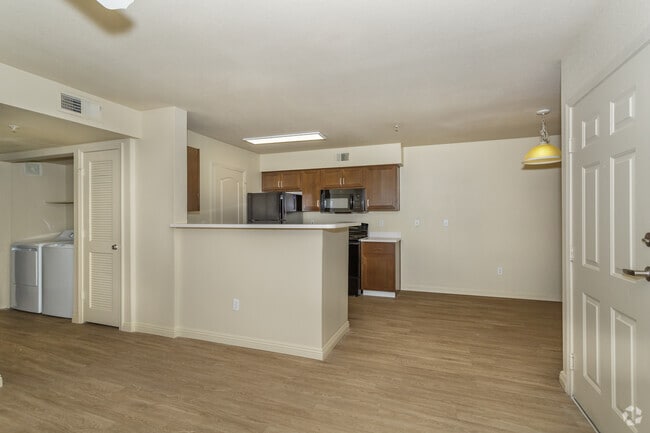 2BR, 2BA - 919 SF