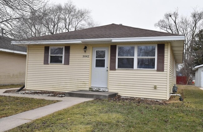 Building Photo - 3042 Hamlin Ave