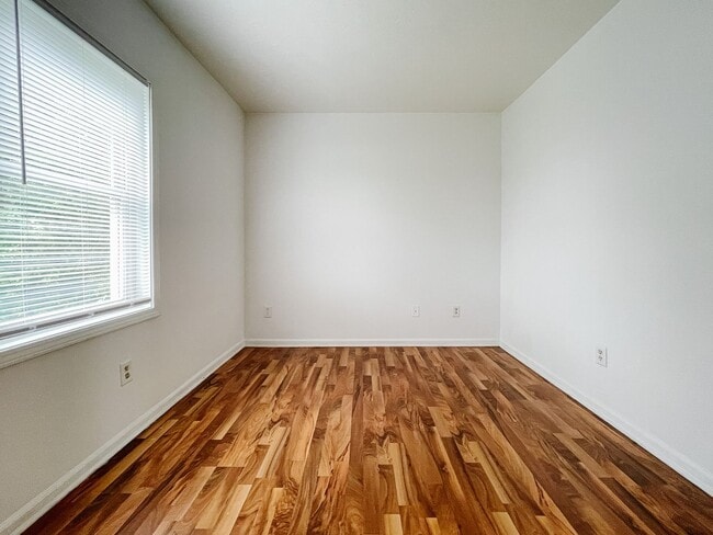 Photo - 114 E 8th St Unit Apt 3