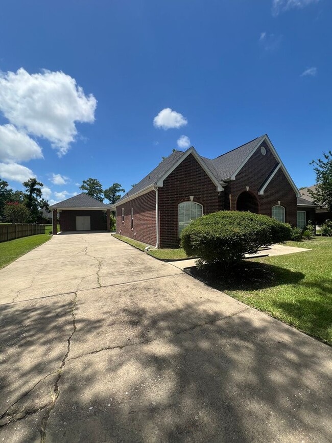Photo - 4 Bed 3 Bath FULLY Furnished House South Lake Charles