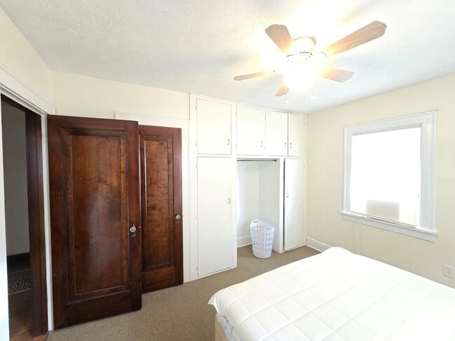 Photo - 1913 Douglas St