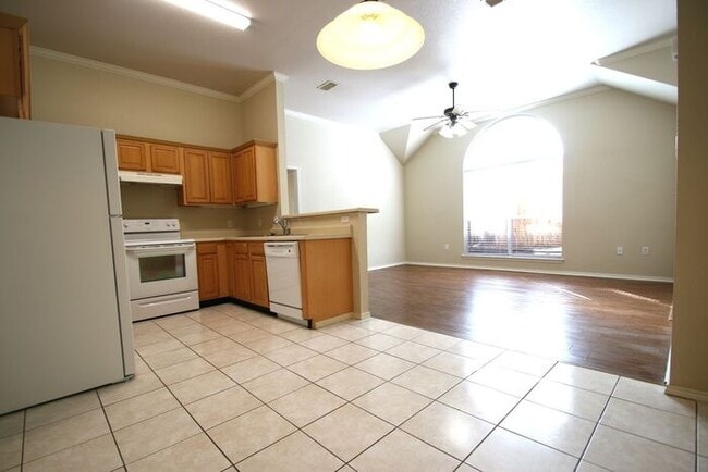 Photo - Enchanting 3/2 Duplex Home Located in WONDERFUL Weatherford! ~ ((AMAZING LOCATION!!)) Tile & Wood...