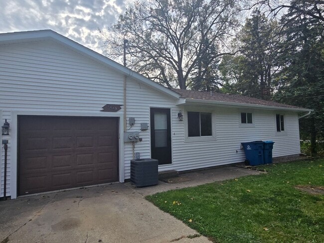 Building Photo - Updated 2 Bedroom Duplex