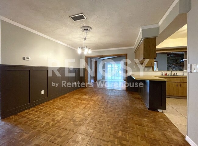 Photo - 802 Embassy Rd