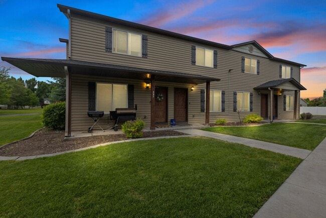 DARLING - 2 Bed 1.5 Bath Townhome in the M... - DARLING - 2 Bed 1.5 Bath Townhome in the M...