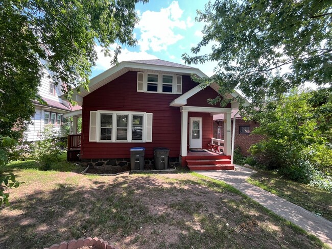 Building Photo - Spacious 5 Bedroom 2 Bath Single Family Home!
