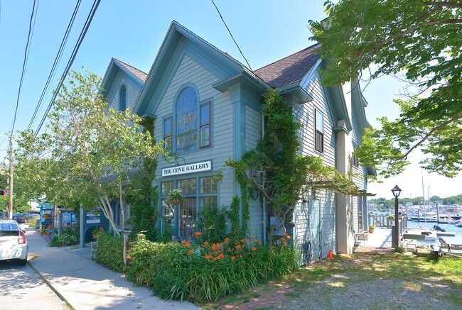 37 Rocky Neck Ave Unidad Winter Rental: The Gallery