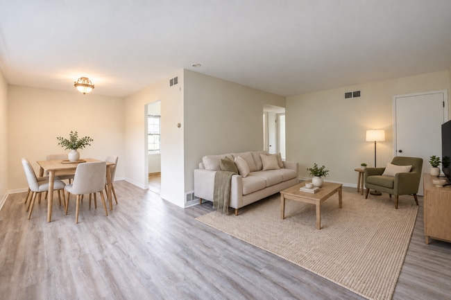 Building Photo - 4204 N Olsen Ave Unit 6