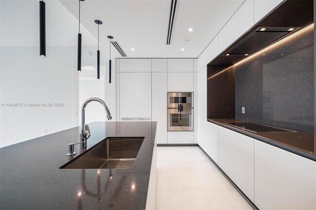 Photo - 300 Biscayne Blvd Way