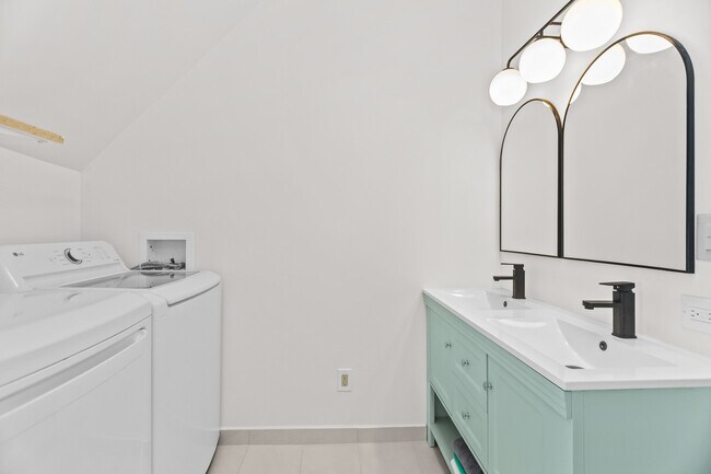 Photo - 2846 N Troy St Unidad 2