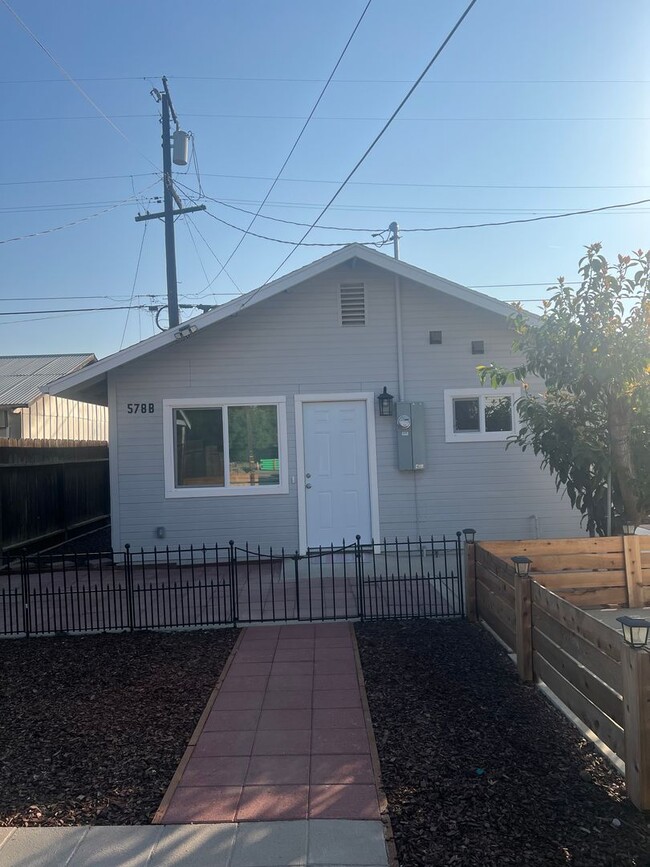 Building Photo - Charming 1 bedroom home