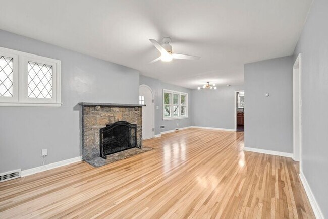 Photo - 304 E Schreyer Pl