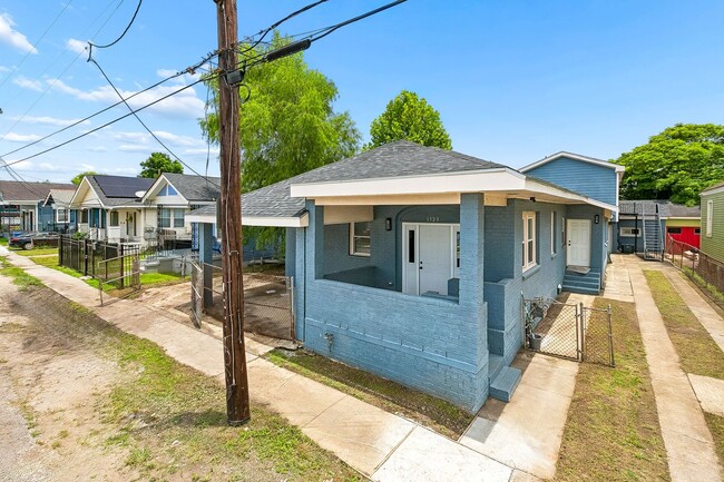 Building Photo - 1323-1325Pauli Unit 1323
