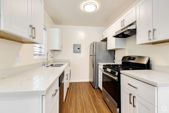 Building Photo - 285 N. Oakland Rental