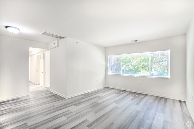 3BR, 1.5BA - 878SF - Living Room