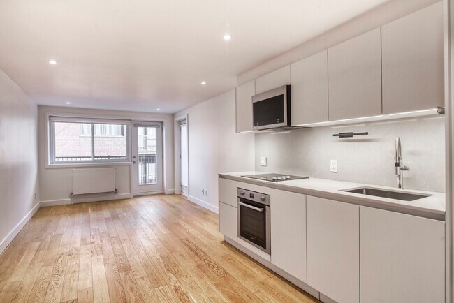 Building Photo - 4580 Chemin Queen Mary Unit 409