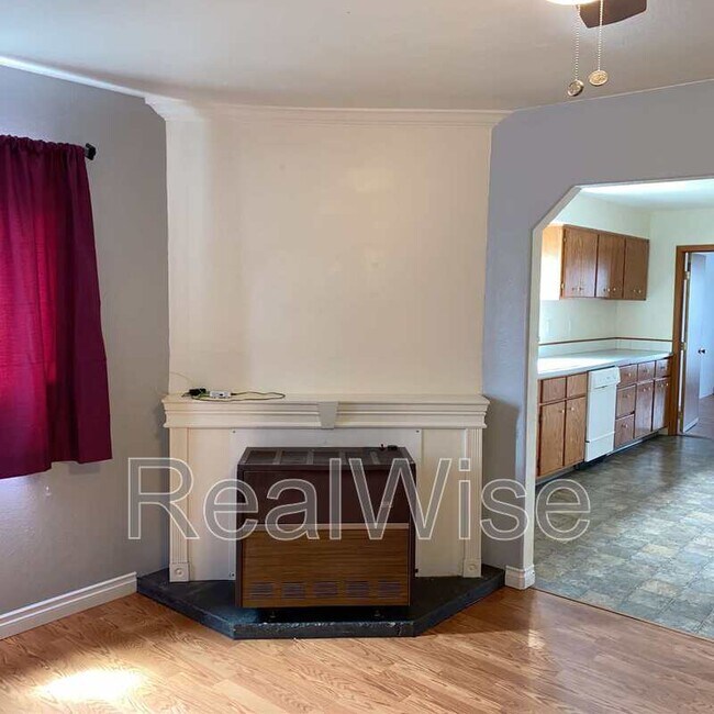 Photo - 2564 NE Douglas Ave