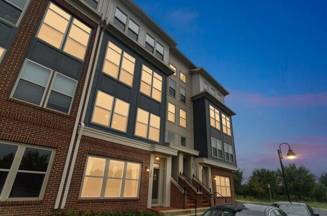 Building Photo - Beautiful and within walking distance to a... Rental