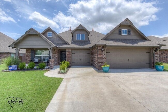 Building Photo - 4 Bedroom 3 car garage in BIXBY schools.