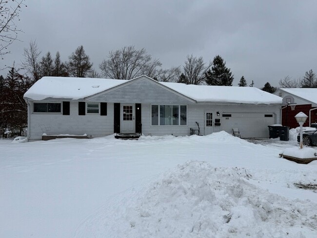 Building Photo - Duluth MN 5-Bedroom - 2-Bath - 2 Car Attached Garage