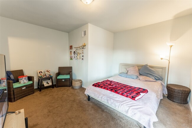Photo - 2010 Caplin St