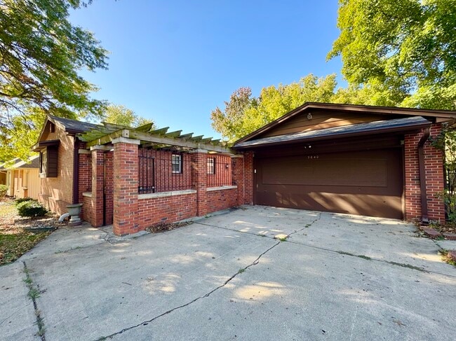 Building Photo - 3640 N Walnut St