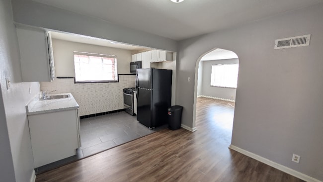 Building Photo - 5825 Sunshine Dr