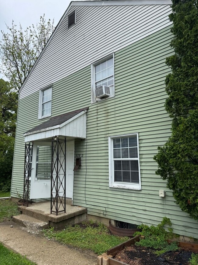 Building Photo - 378 N Roosevelt Ave Unit 2