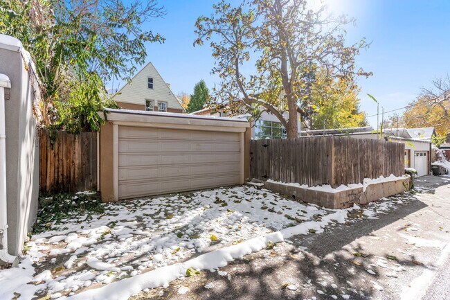 Photo - Beautifully updated 3 BR 3 bath Victorian home 7 blocks from Washington Park