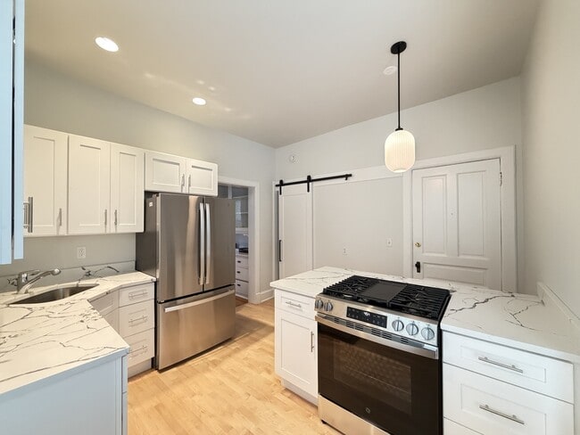 Building Photo - 1122 W Roscoe St Unit J06P