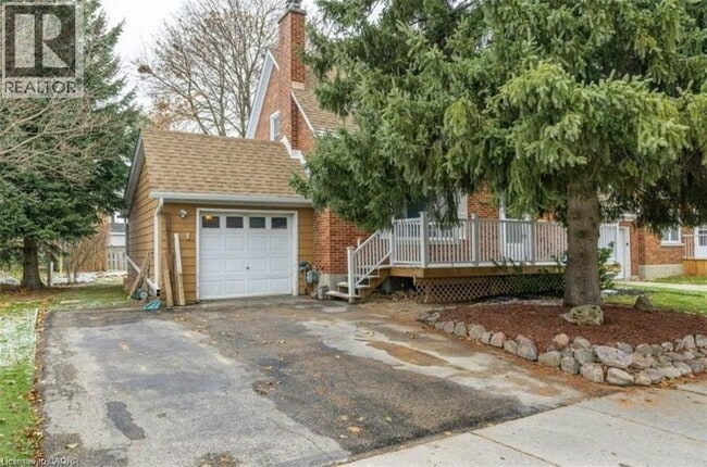 Photo - 166 Sydney St S