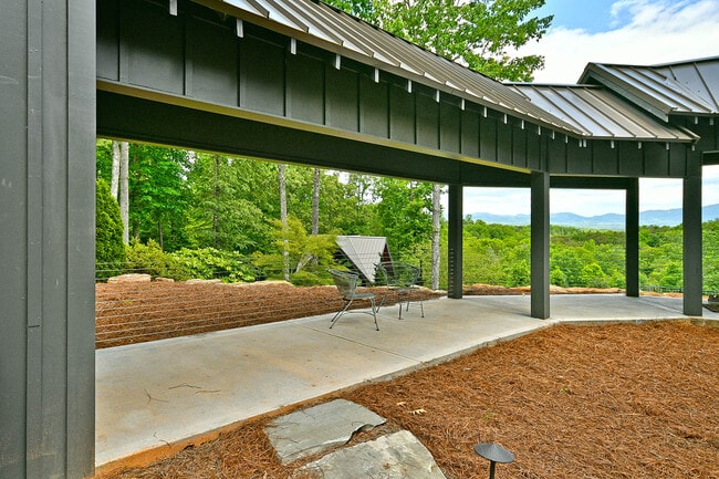 101 N Henderson Rd