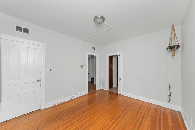 Photo - 1839 N Hermitage Ave