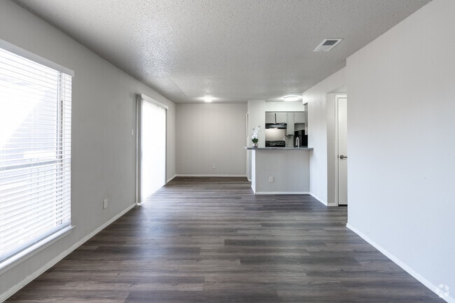 2BR, 2BA - 843SF - Living Room