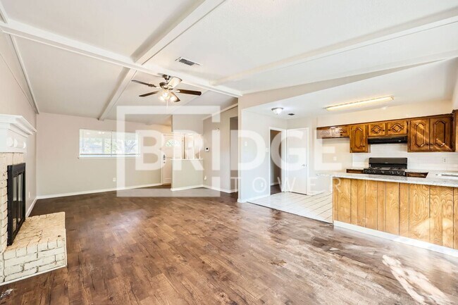 Photo - 802 Poinsettia Dr