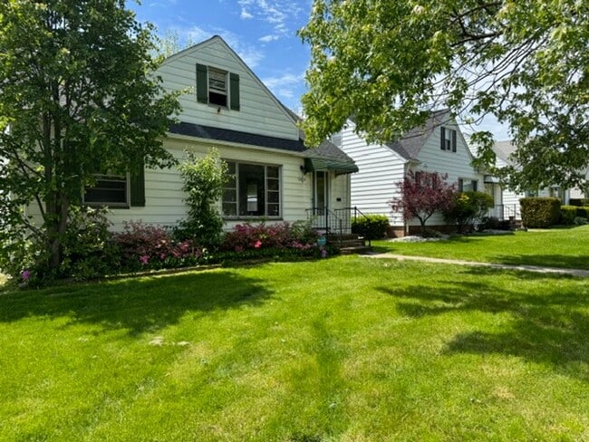 Building Photo - Single Family Home 5 beds 2 bath - Coming Soon!