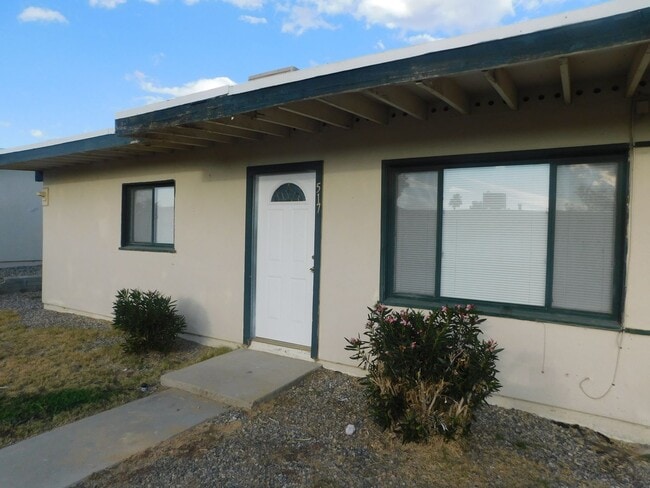 Building Photo - Cozy two bedroom, available for move in now!