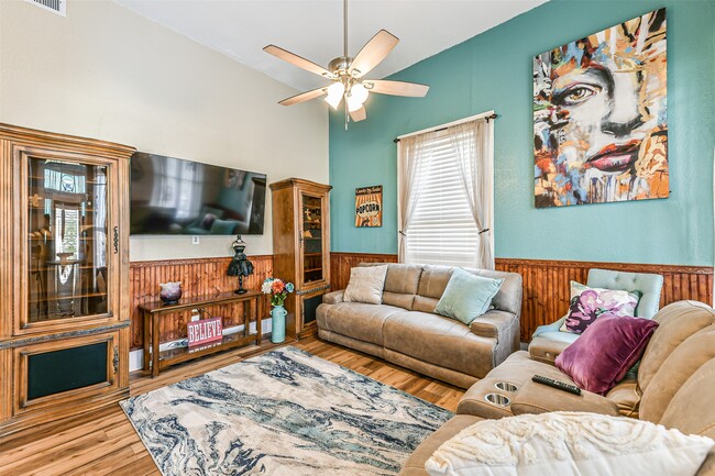 Photo - 1421 Winnie St